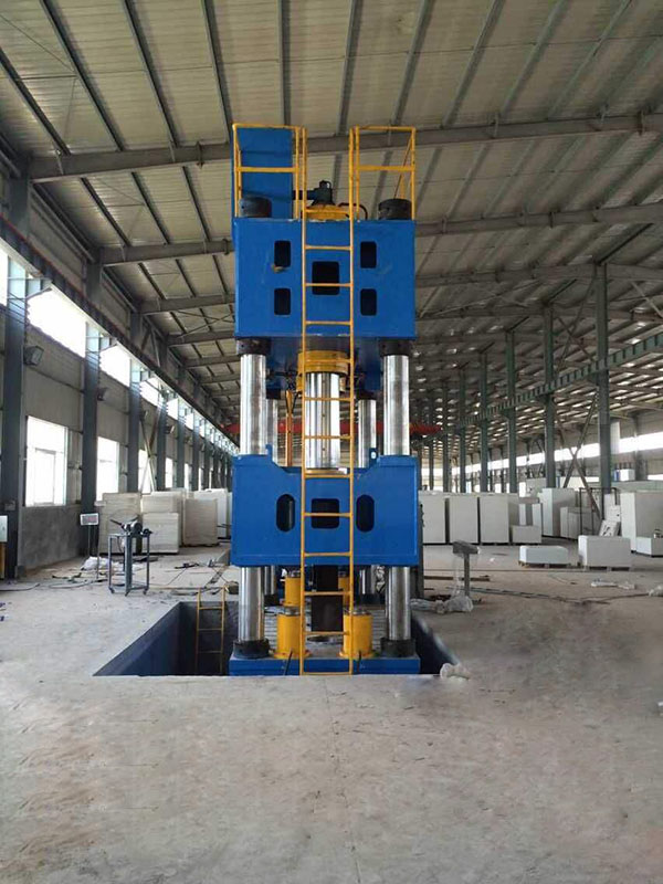 河北玻璃鋼液壓機調試現場